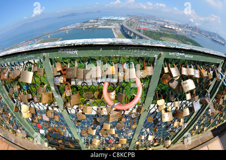 Vorhängeschlösser auf Zaun in Japan, Symbol der Liebe Stockfoto