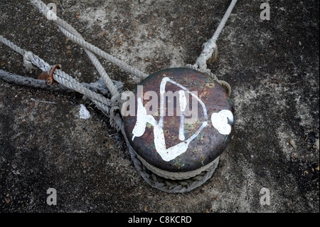 Alten eisernen Poller am Hafen mit gebundenen Knoten Stockfoto