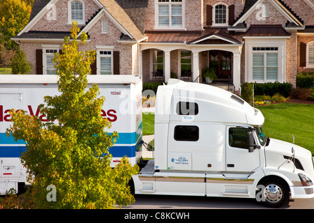 Umzugswagen neben Haus, bereit, laden, Tennessee USA Stockfoto