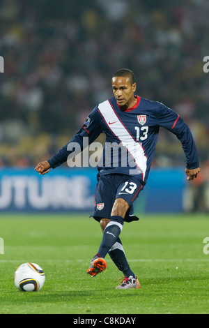 Ricardo Clark von den Vereinigten Staaten geht der Ball während des Spiels 2010 FIFA World Cup-Gruppe C gegen England. Stockfoto