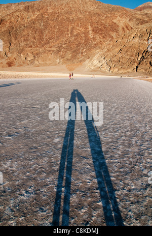 Schatten der küssenden Paare, Badwater Basic Salzpfanne, Death Valley Stockfoto