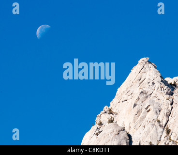 Tagsüber Mond über Mount Whitney Peak in blauer Himmel Stockfoto