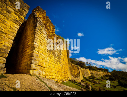 Gelben Ziegeln leuchtet in der Sonne am Kuelap Stockfoto