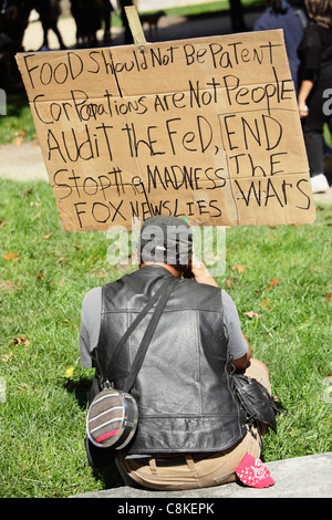 Dieser Demonstrant ist im Zusammenhang mit den Protesten Occupy Wall Street in einem Raum am Union Square in Raleigh, NC, USA Stockfoto