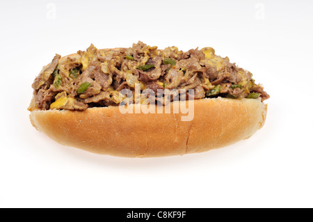 Philadelphia Cheesesteak u-Boot-Sandwich auf weißem Hintergrund, Ausschnitt. Stockfoto