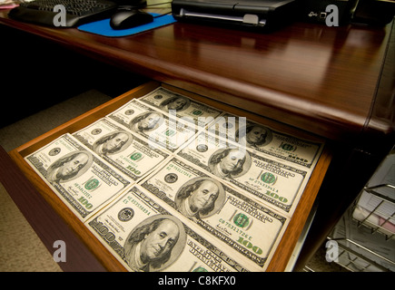 Stapel von hundert-Dollar-Scheine in einer Schreibtischschublade Stockfoto