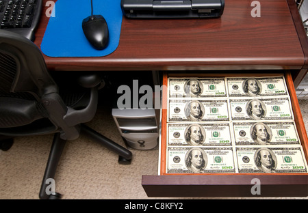 Stapel von hundert-Dollar-Scheine in einer Schreibtischschublade Stockfoto