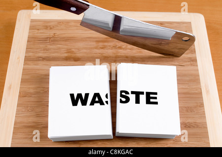 Schneiden Abfälle mit einem Hackmesser und Schneidebrett. Stockfoto
