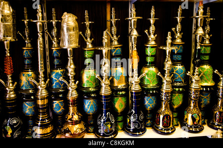 Bunte Shisha-Wasserpfeifen im Khan El Khalili-Basar in Kairo verkauft. Stockfoto