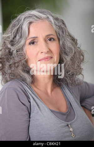 Porträt des entspannten grauhaarige Frau Stockfoto