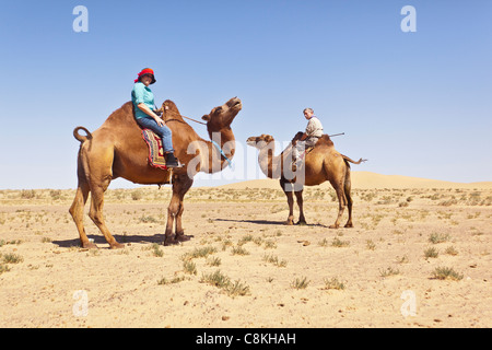 Touristen auf Kamelen in der Wüste Gobi in der Mongolei Stockfoto