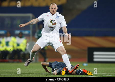 Wayne Rooney von England bringt den Ball nach unten während des 2010 FIFA World Cup-Gruppe C Spiels gegen die Vereinigten Staaten. Stockfoto