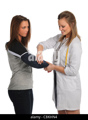 Arzt oder Apotheker helfen junge Frau mit Arm Brace isoliert auf weißem Hintergrund Stockfoto