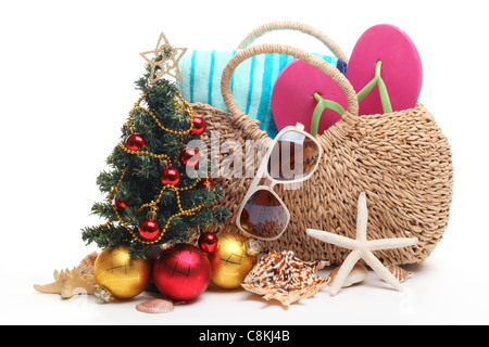 Strand-Accessoires und Weihnachtsbaum auf weißem Hintergrund. Stockfoto