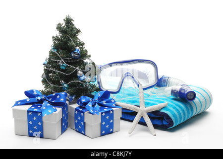 Weihnachtsbaum und Strand-Accessoires auf weißem Hintergrund. Stockfoto