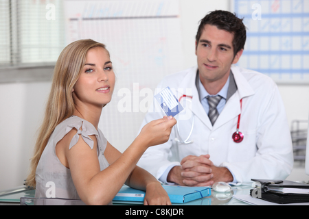 Jugendliche zeigen europäische Krankenversicherungskarte Stockfoto