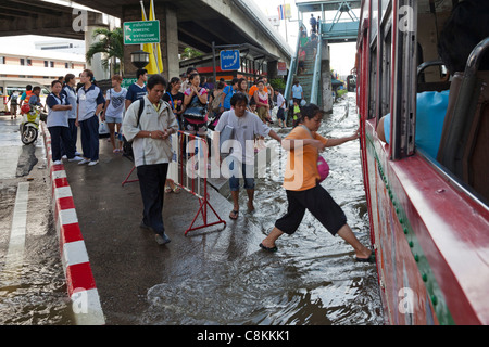 Fahrgäste einsteigen in einen Bus am überflutet Don Mueang Airport, Bangkok, Thailand Stockfoto