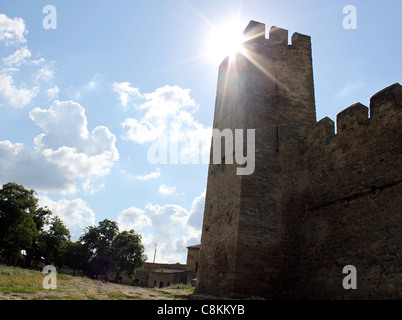 Sonne hinter Turm der alten Festung, Belgorod-Dnestrovskiy, Ukraine Stockfoto