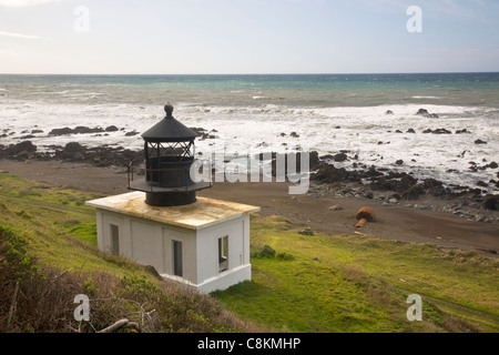 CA00921-00... Kalifornien - Ruinen der alten Leuchtturm Punta Gorda an California Coastal Trail auf der Lost Coast gelegen. Stockfoto