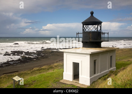 CA00927-00... Kalifornien - Ruinen der alten Leuchtturm Punta Gorda an California Coastal Trail auf der Lost Coast gelegen. Stockfoto
