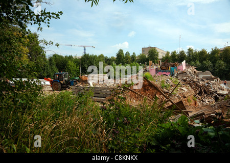 Traktor frei Baustelle aus Müll am Sommertag Stockfoto
