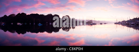 Atemberaubende Panorama eines ruhigen Flusses bei Sonnenaufgang. Penryn Cornwall England UK Stockfoto