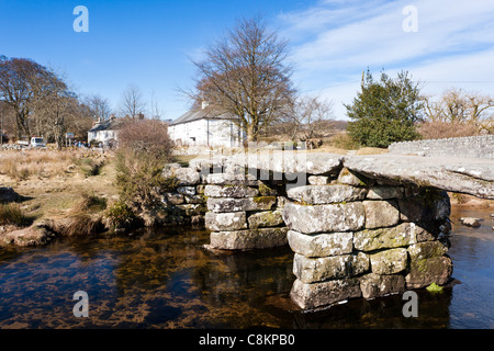 Die alten Klöppel Brücke bei Postbridge im Dartmoor National Park, Devon England UK Stockfoto