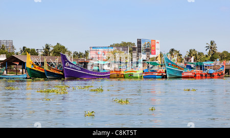 Redaktionelle horizontalen Landschaft bunte Fähren Angeln Boote festgemacht Kochin Backwaters Kerala Indien im Norden Paravoor Gothuruth Stockfoto