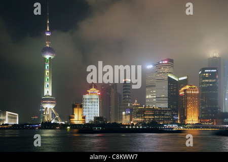 China. Shanghai. Moderne Gebäude im Bereich Pudong und Huangpu-Fluss Stockfoto