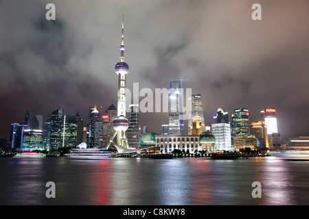 China. Shanghai. Moderne Gebäude im Bereich Pudong und Huangpu-Fluss Stockfoto