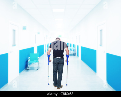 Mann verletzt im Krankenhaus Rückansicht Stockfoto