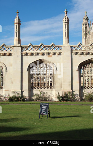 "Keep off the Grass" Zeichen auf dem Rasen Kings College, Cambridge UK Stockfoto