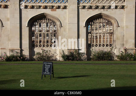 "Keep off the Grass" Zeichen auf dem Rasen Kings College, Cambridge UK Stockfoto