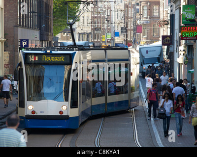 Moderne Straßenbahn öffentliche Verkehrsmittel in der Stadt Amsterdam, Niederlande Stockfoto