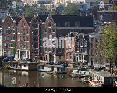 Typische traditionelle Amsterdam historischen Gebäuden, umgebauten Lagerhäusern und Hausboote. die Niederlande Stockfoto