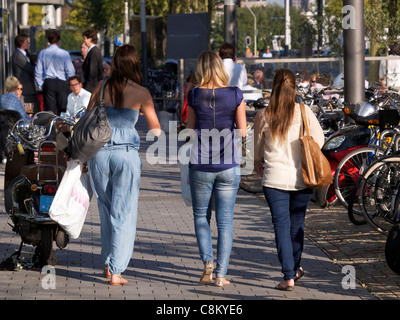 Drei Mädchen Einkaufen in Amsterdam auf der Zuidas im Bankenviertel. die Niederlande Stockfoto