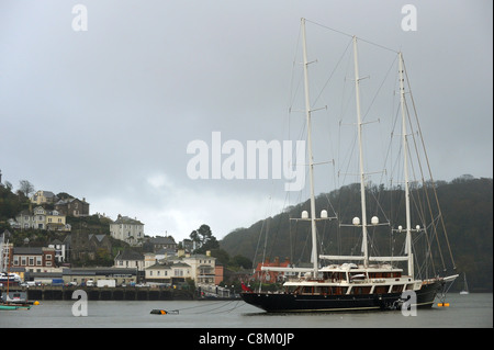 Die Superyacht Eos - die größte private Segelyacht der Welt vor Anker in Dartmouth in Devon. Stockfoto