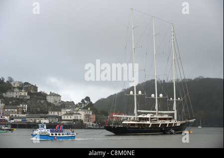 Die Superyacht Eos - die größte private Segelyacht der Welt vor Anker in Dartmouth in Devon. Stockfoto