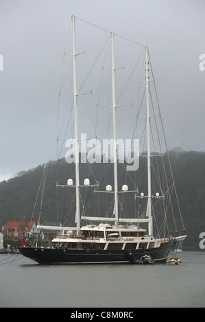 Die Superyacht Eos - die größte private Segelyacht der Welt vor Anker in Dartmouth in Devon. Stockfoto