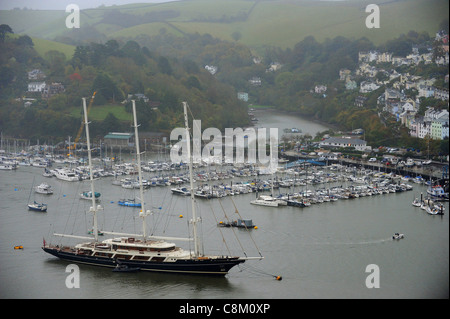 Die Superyacht Eos - die größte private Segelyacht der Welt vor Anker in Dartmouth in Devon. Stockfoto