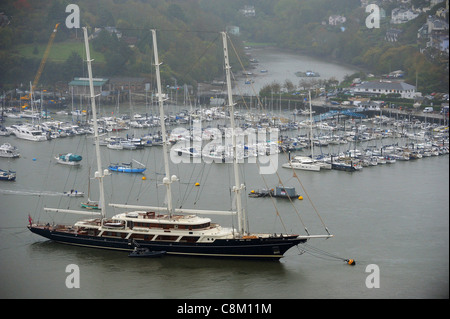 Die Superyacht Eos - die größte private Segelyacht der Welt vor Anker in Dartmouth in Devon. Stockfoto