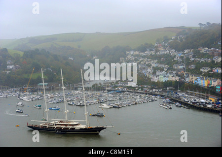 Die Superyacht Eos - die größte private Segelyacht der Welt vor Anker in Dartmouth in Devon. Stockfoto