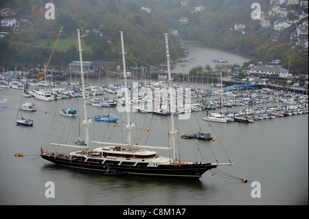 Die Superyacht Eos - die größte private Segelyacht der Welt vor Anker in Dartmouth in Devon. Stockfoto