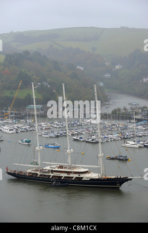 Die Superyacht Eos - die größte private Segelyacht der Welt vor Anker in Dartmouth in Devon. Stockfoto