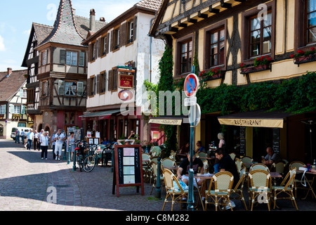 Kaysersberg, Elsass, Frankreich, 13.-16. Jahrhundert mittelalterliche Walled Stadt, Kirche, Geschäfte, Schilder, Hotels, gepflasterten Altstadtgassen, Fluss, Häuser. Stockfoto