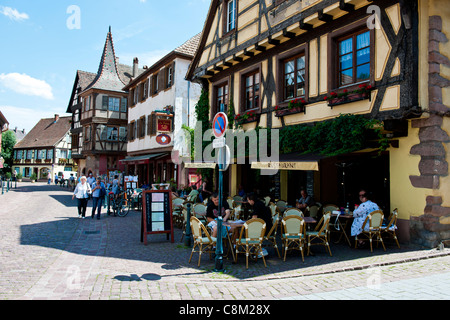 Kaysersberg, Elsass, Frankreich, 13.-16. Jahrhundert mittelalterliche Walled Stadt, Kirche, Geschäfte, Schilder, Hotels, gepflasterten Altstadtgassen, Fluss, Häuser. Stockfoto