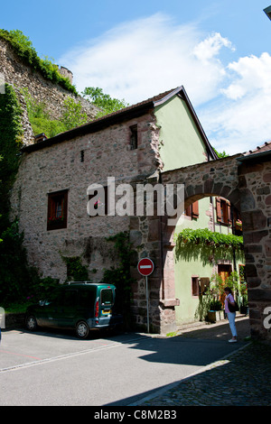 Kaysersberg, Elsass, Frankreich, 13.-16. Jahrhundert mittelalterliche Walled Stadt, Kirche, Geschäfte, Schilder, Hotels, gepflasterten Altstadtgassen, Fluss, Häuser. Stockfoto