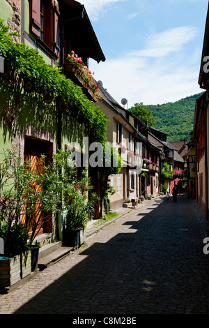 Kaysersberg, Elsass, Frankreich, 13.-16. Jahrhundert mittelalterliche Walled Stadt, Kirche, Geschäfte, Schilder, Hotels, gepflasterten Altstadtgassen, Fluss, Häuser. Stockfoto