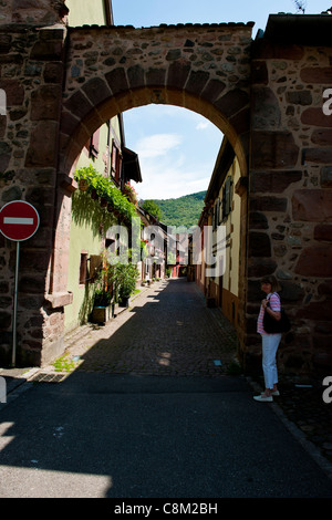 Kaysersberg, Elsass, Frankreich, 13.-16. Jahrhundert mittelalterliche Walled Stadt, Kirche, Geschäfte, Schilder, Hotels, gepflasterten Altstadtgassen, Fluss, Häuser. Stockfoto