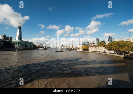 Die Scherbe im Bau gesehen von der Tower Bridge mit der City of London gegenüberliegenden Stockfoto